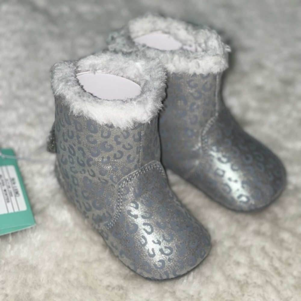 Baby girl Surprize by Stride Rite‎ Silver/Winter Faux Fur Boots size (6/12 M)